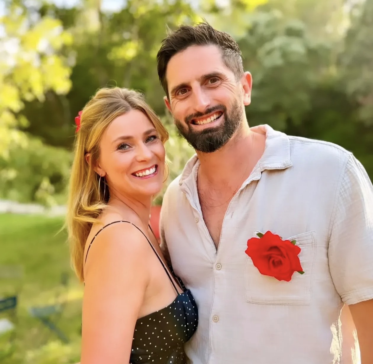 Coralie et Damien dans un jardin